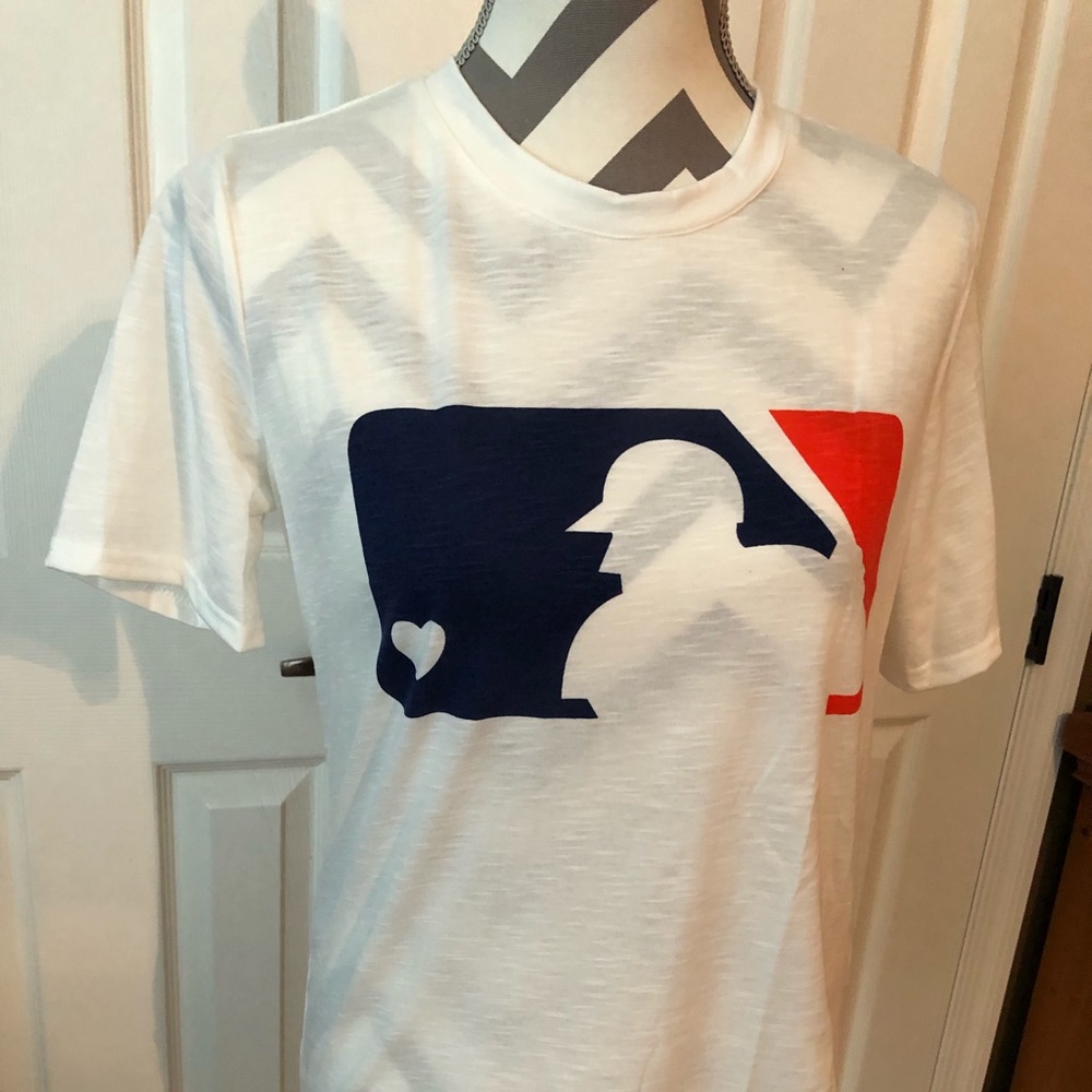 ❤️ baseball T-shirt. NWOT. Size M.  Fits snug.